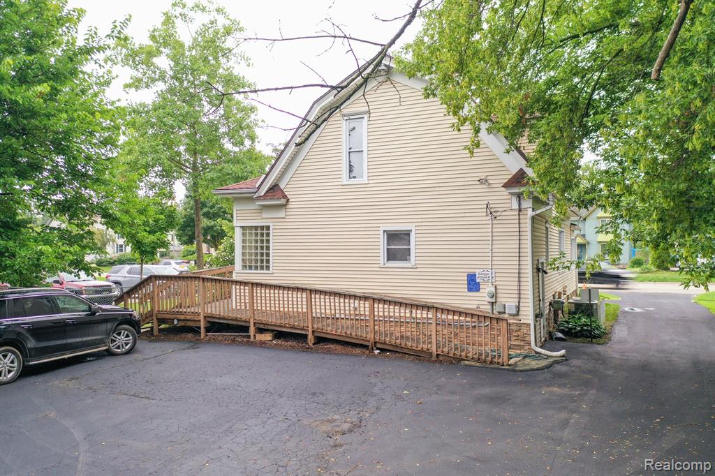 515 E Grand River Avenue Property Photo 17