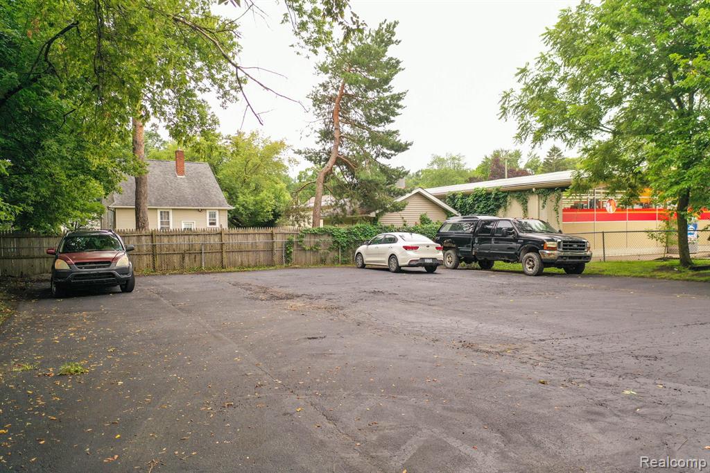515 E Grand River Avenue Property Photo 18