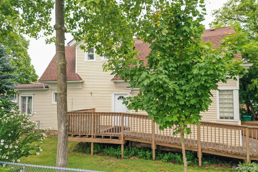 515 E Grand River Avenue Property Photo 20