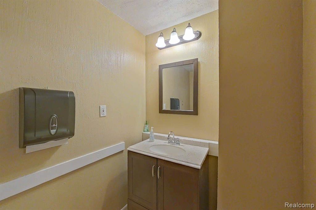 515 E Grand River Avenue Property Photo 31