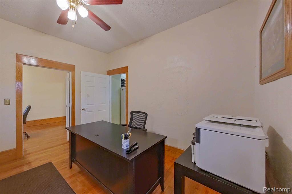 515 E Grand River Avenue Property Photo 33