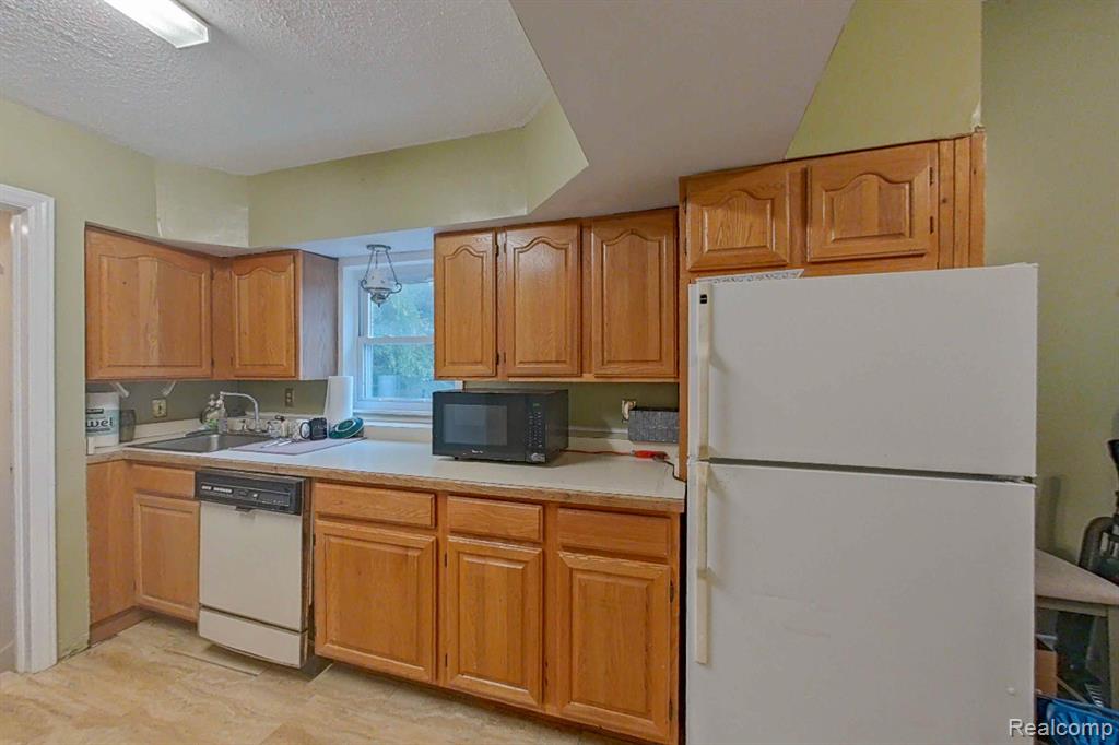 515 E Grand River Avenue Property Photo 37
