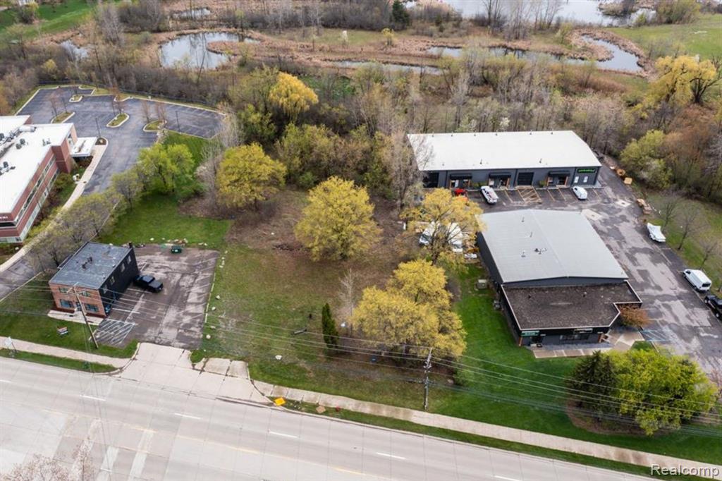 44911 Grand River Avenue Property Photo 4