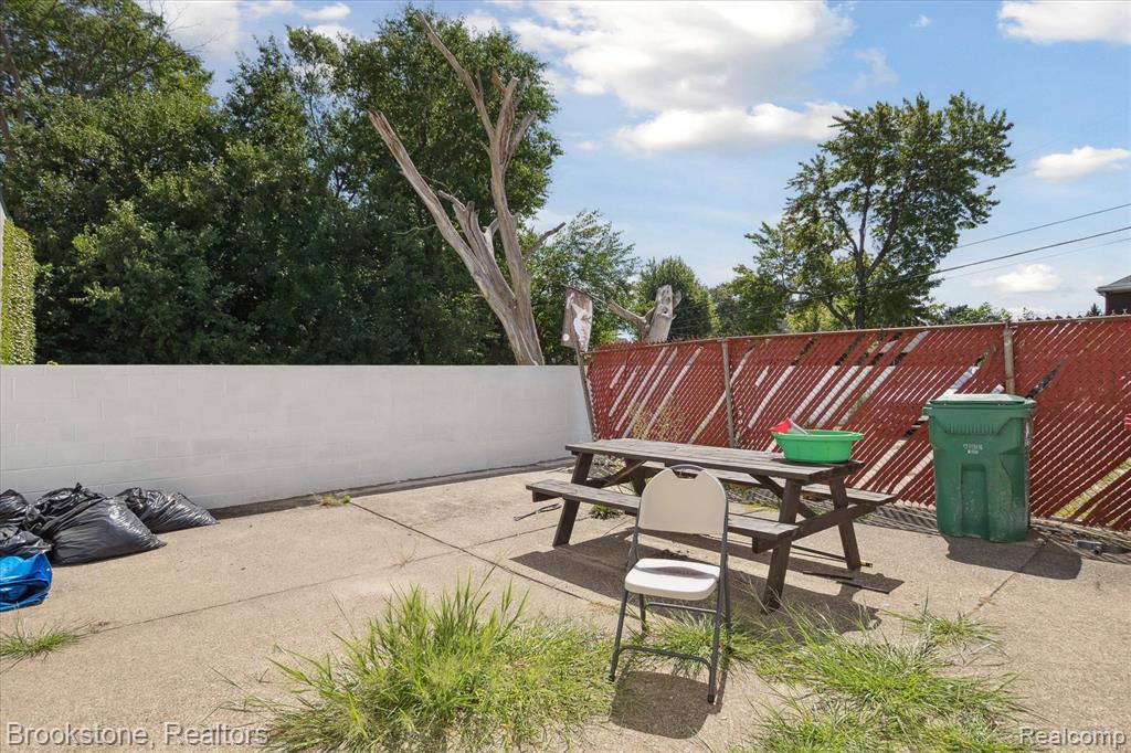 24450 Gratiot Avenue Property Photo 23