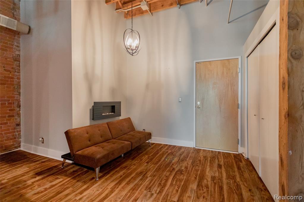 6533 E Jefferson Avenue Property Photo 2