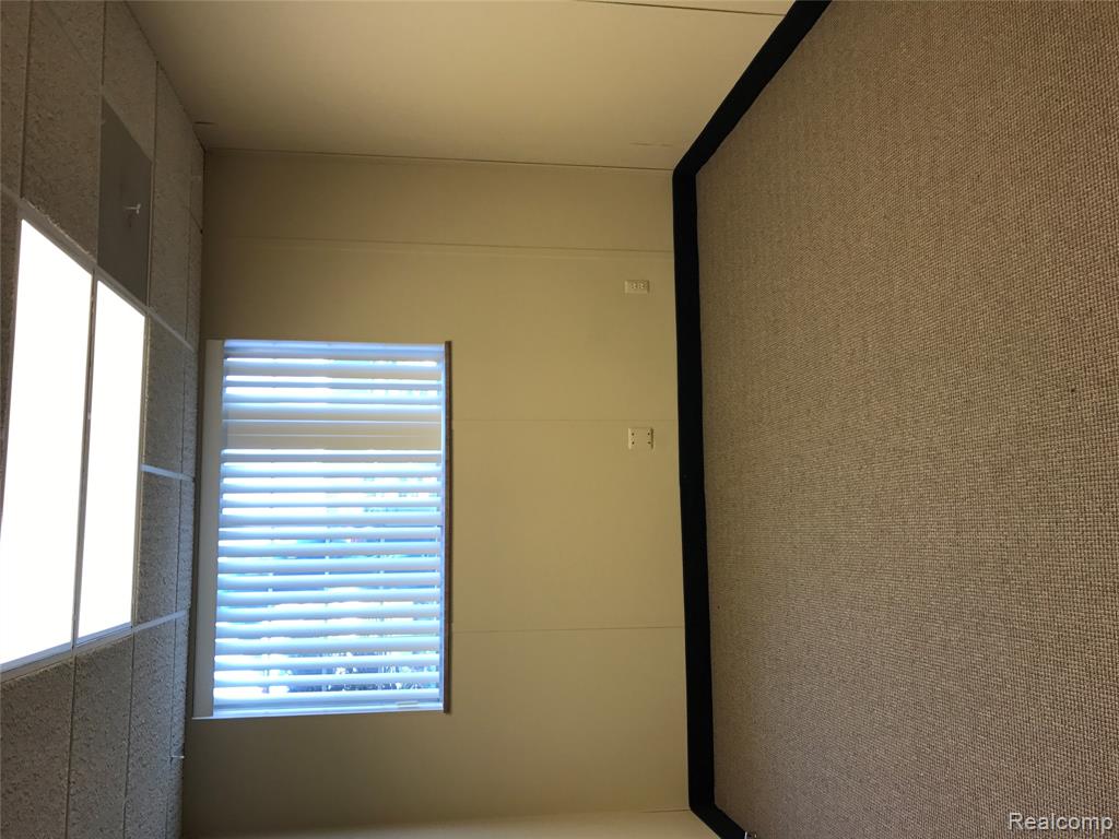 2820 W Maple Road Property Photo 7