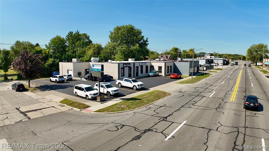 22211 W Warren Street Property Photo 4