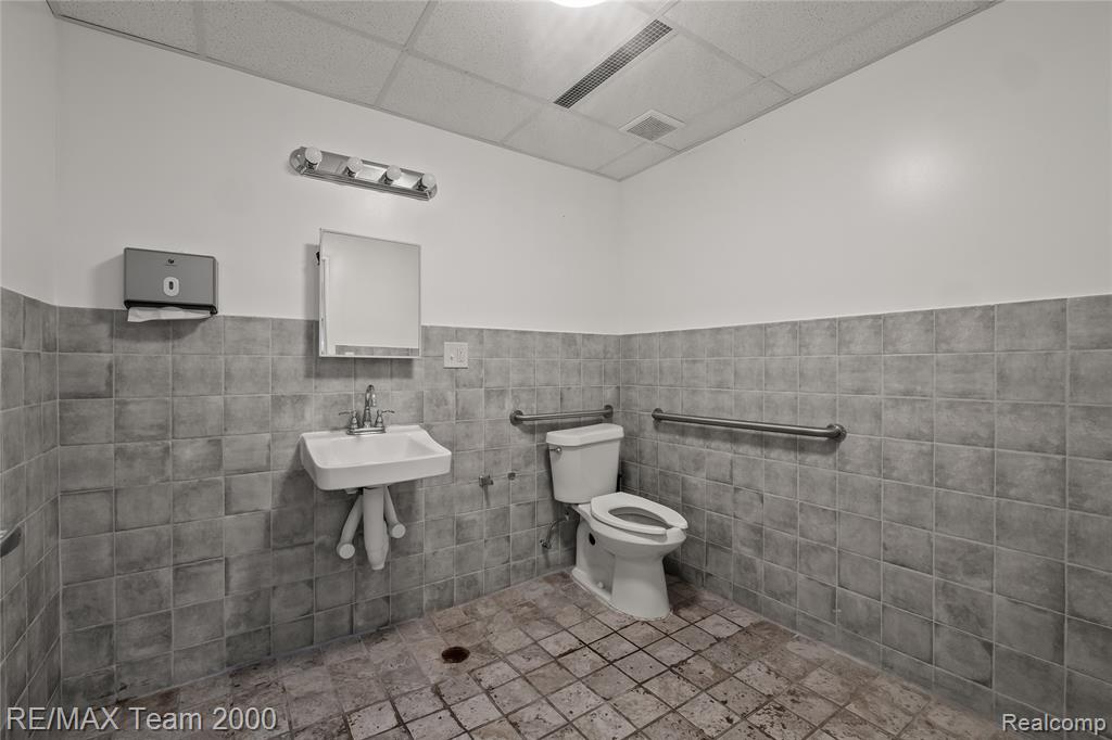 22211 W Warren Street Property Photo 13