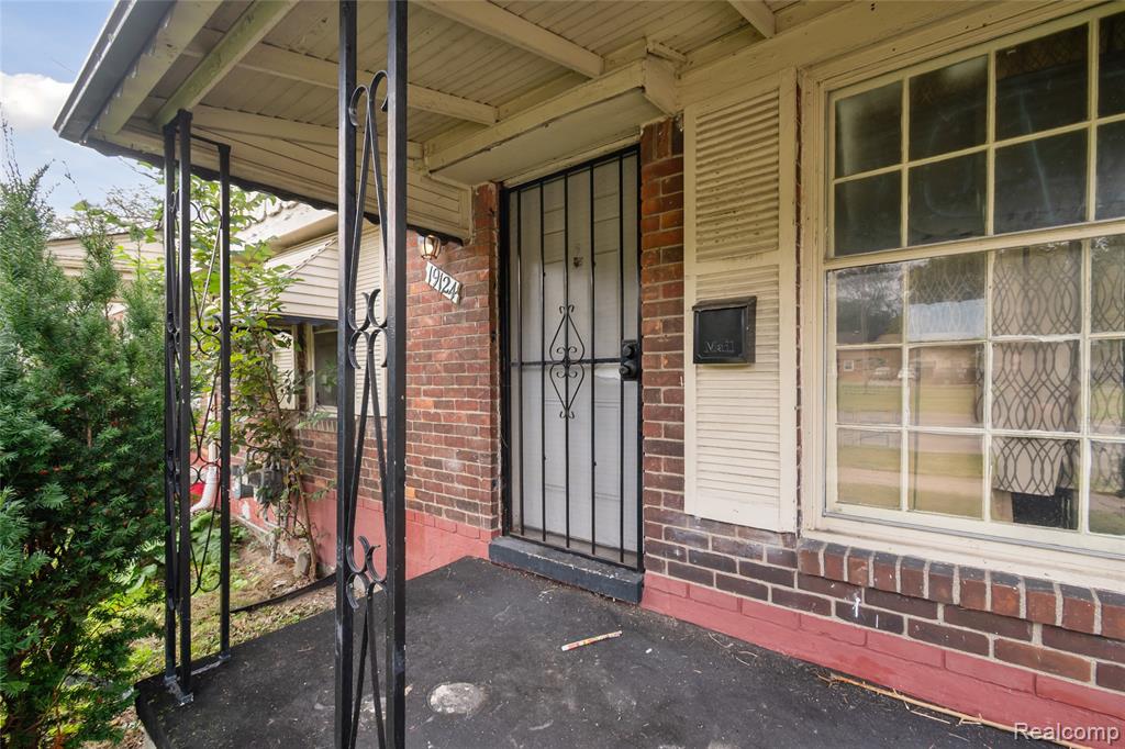 19124 Moross Road Property Photo 4