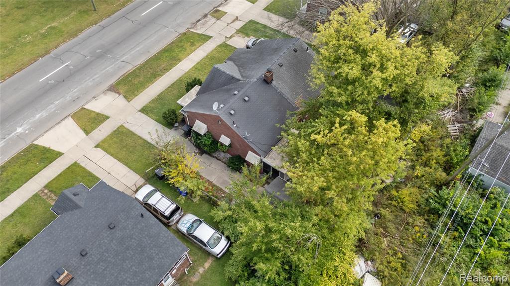 19124 Moross Road Property Photo 8