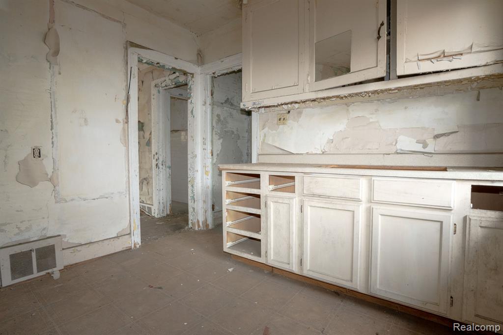 4274 Cortland Street Property Photo 5