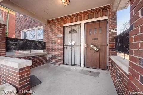 1939 W Grand Street Property Photo 2