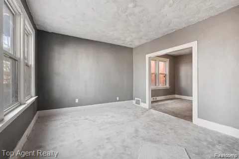 1939 W Grand Street Property Photo 10