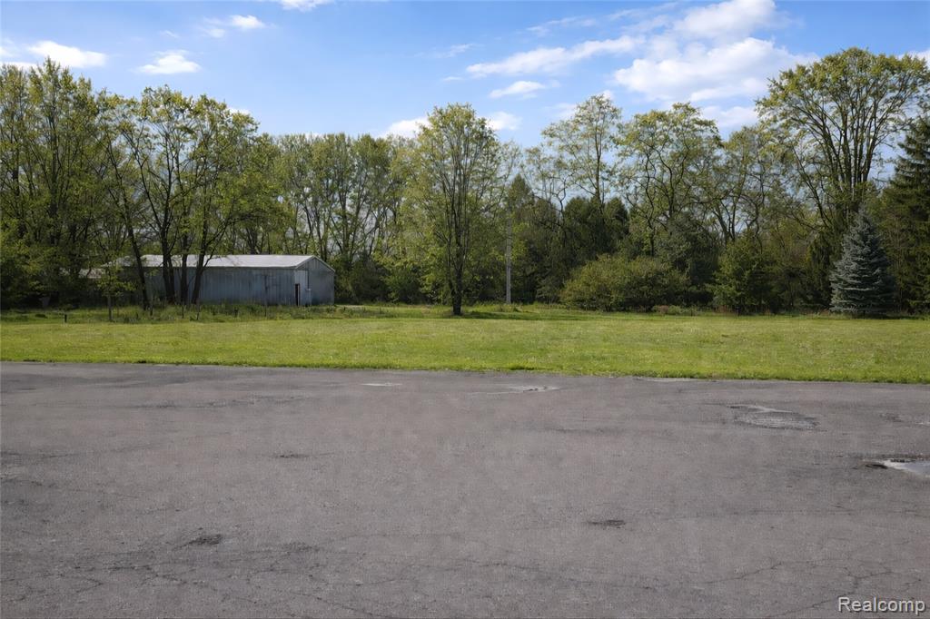 725 W Grand River Avenue Property Photo 2