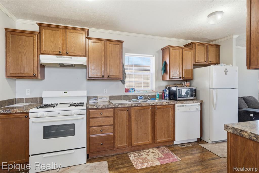 16031 Beech Daly Road Property Photo 9
