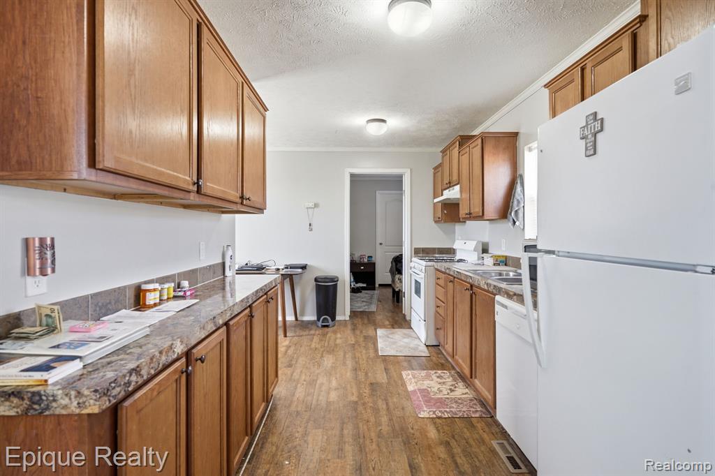16031 Beech Daly Road Property Photo 10