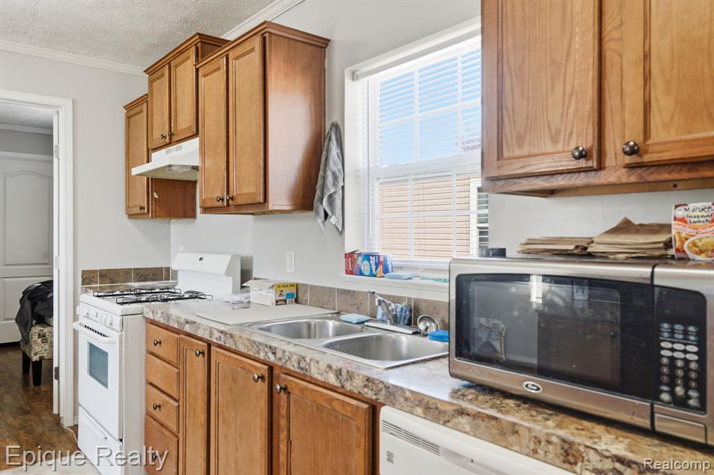 16031 Beech Daly Road Property Photo 11