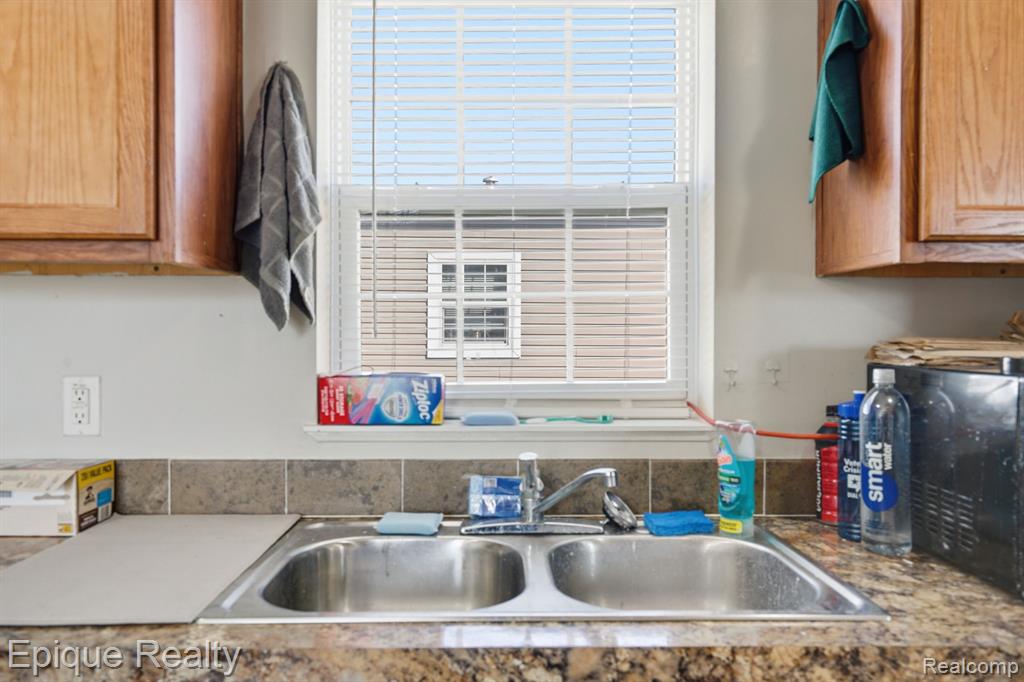 16031 Beech Daly Road Property Photo 12