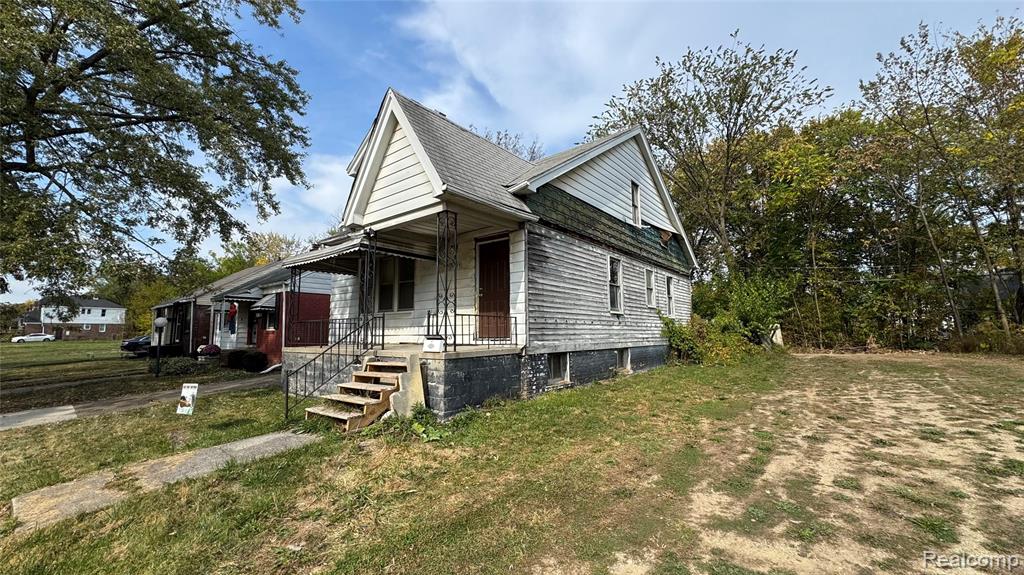 15039 Mapleridge Street Property Photo 2