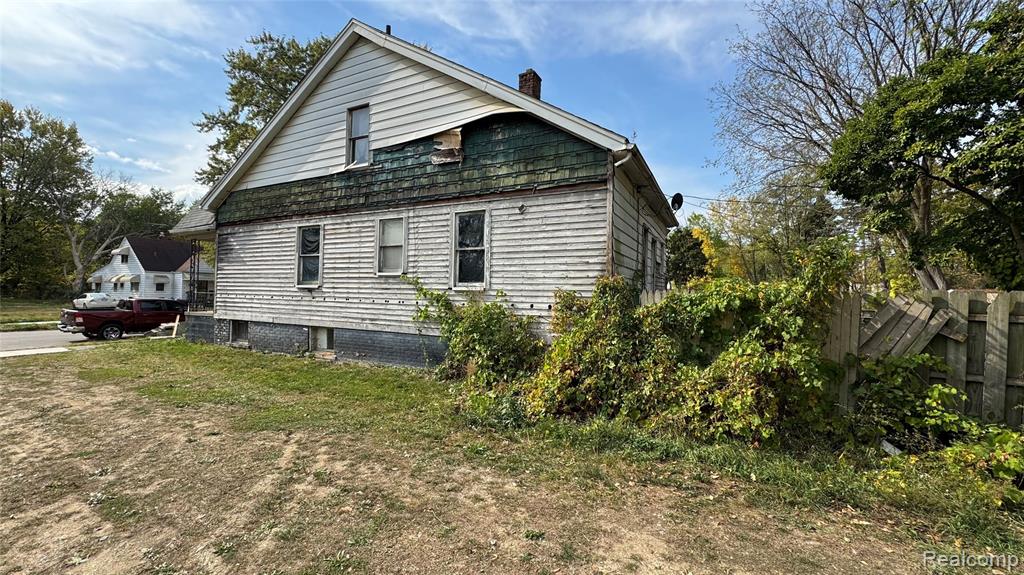 15039 Mapleridge Street Property Photo 4