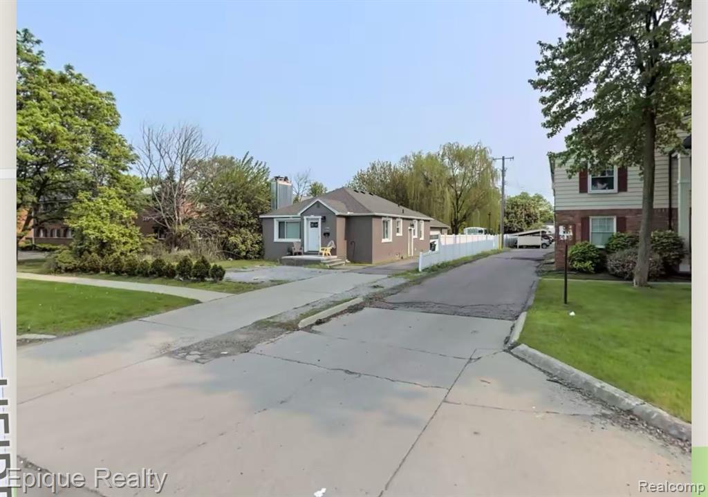 659 W Maple Road Property Photo 6