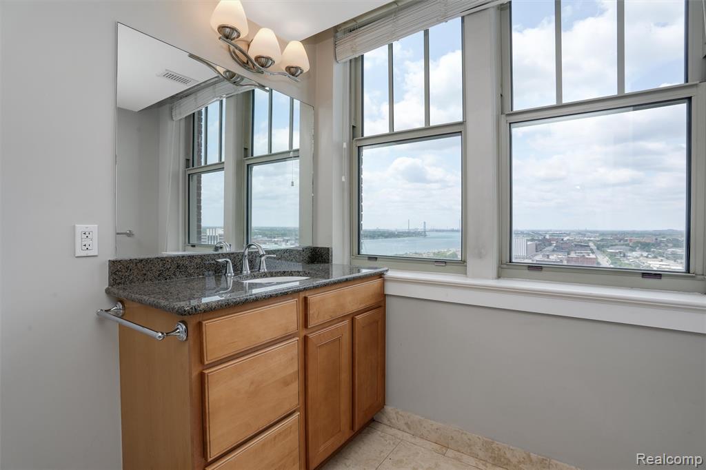 525 W Lafayette Boulevard Property Photo 11