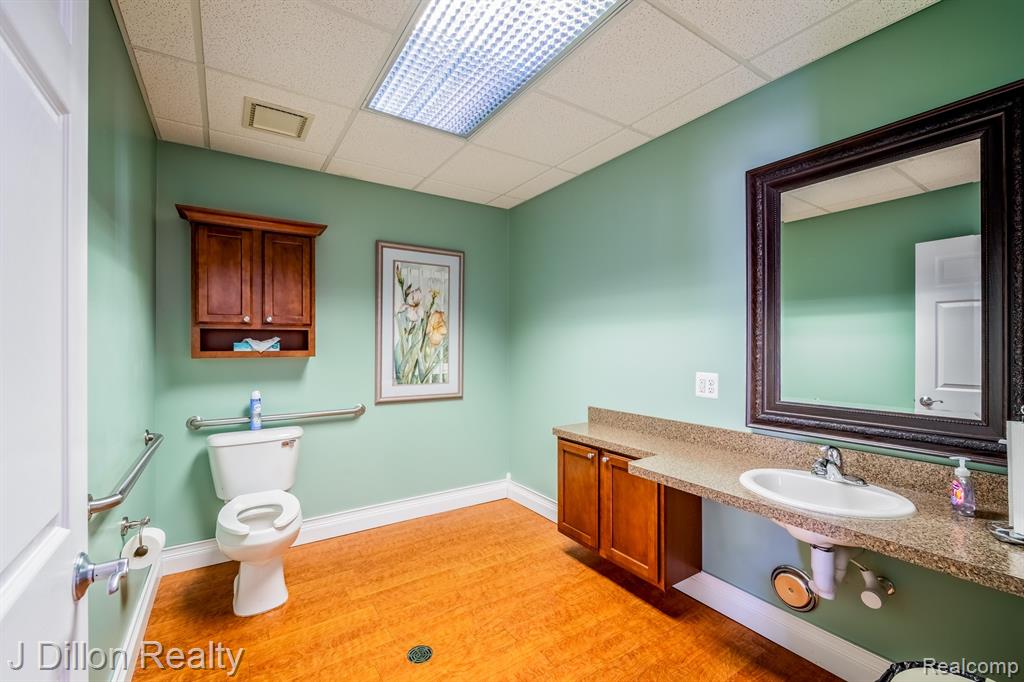 4621 & 4615 S Wayne Road Property Photo 13
