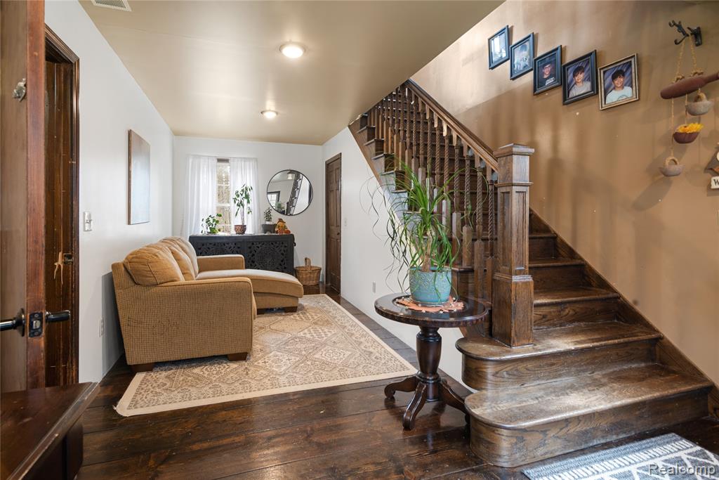 2222 Loree Road Property Photo 6