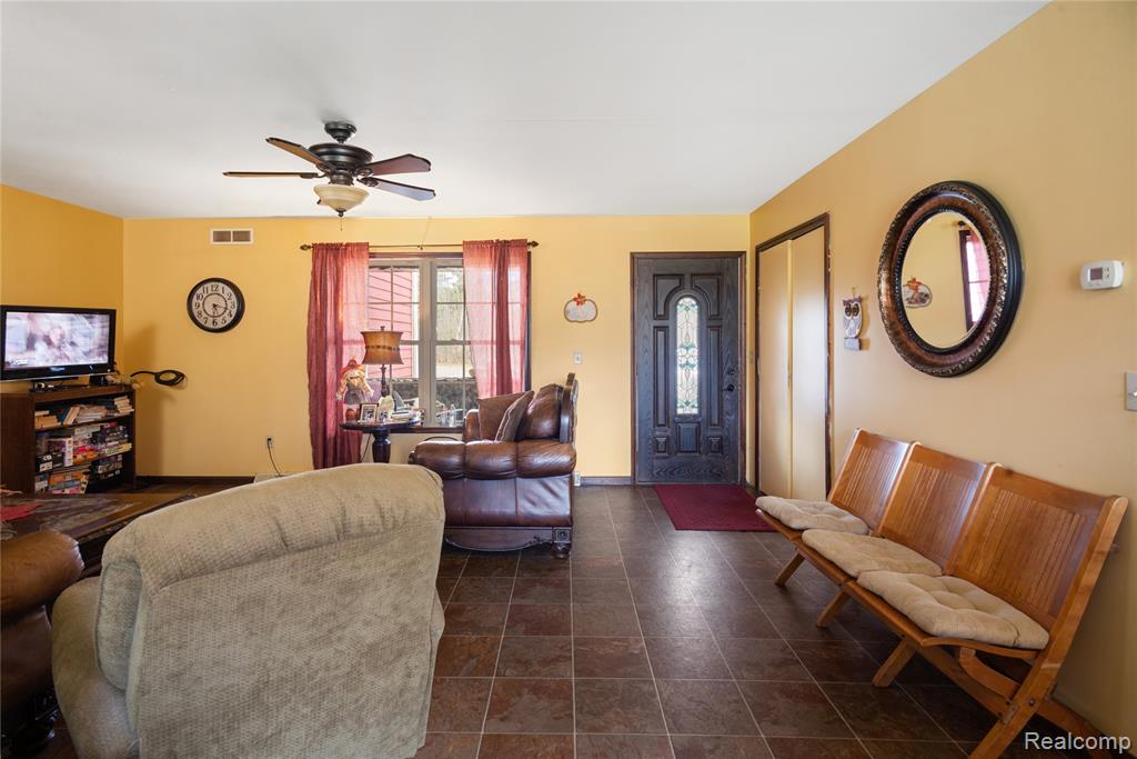 2222 Loree Road Property Photo 7