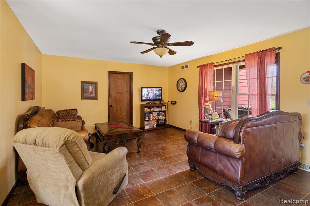 2222 Loree Road Property Photo 8