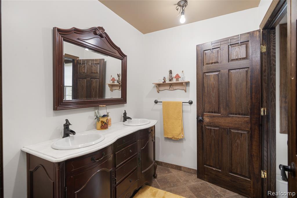 2222 Loree Road Property Photo 31