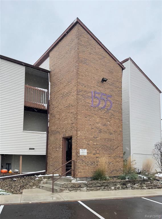 1555 W Pond Property Photo 1
