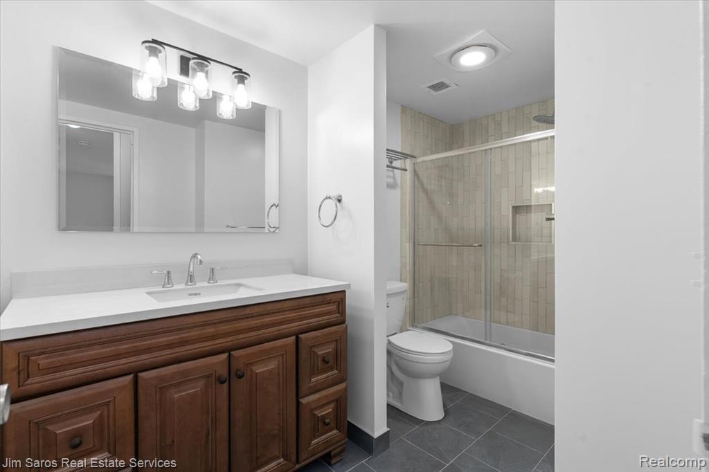 8200 E Jefferson Avenue Property Photo 16