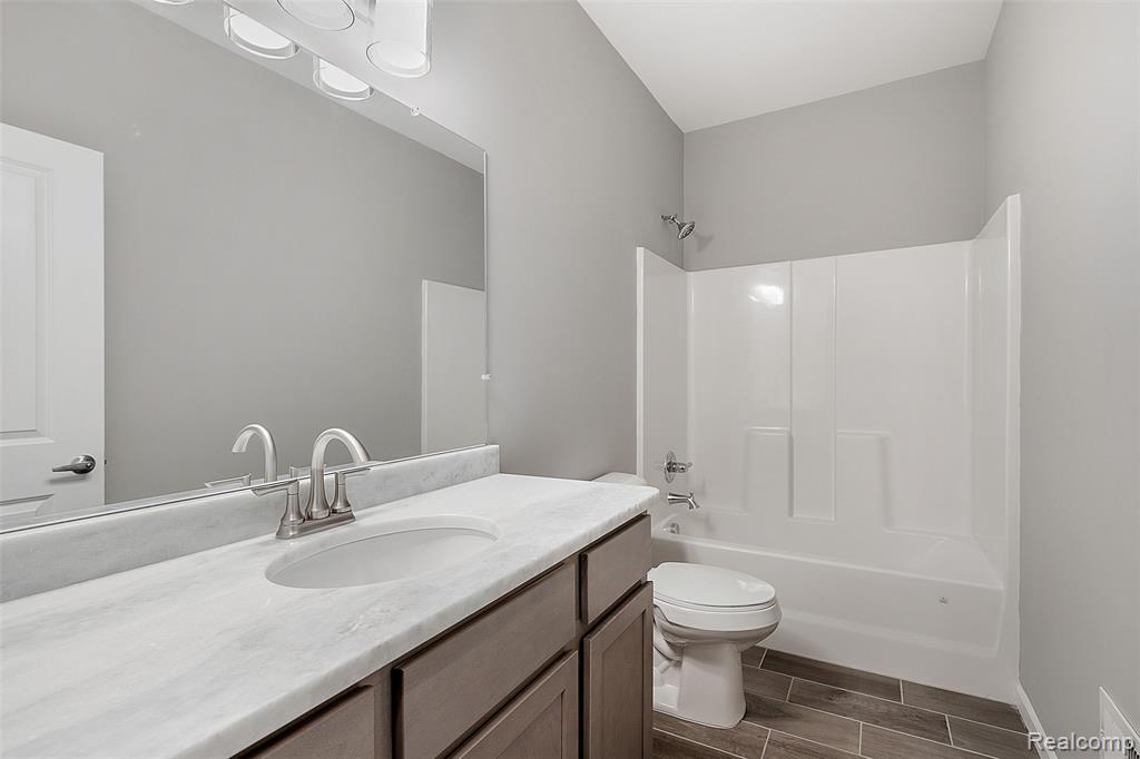 5232 Farmridge Lane Property Photo 4