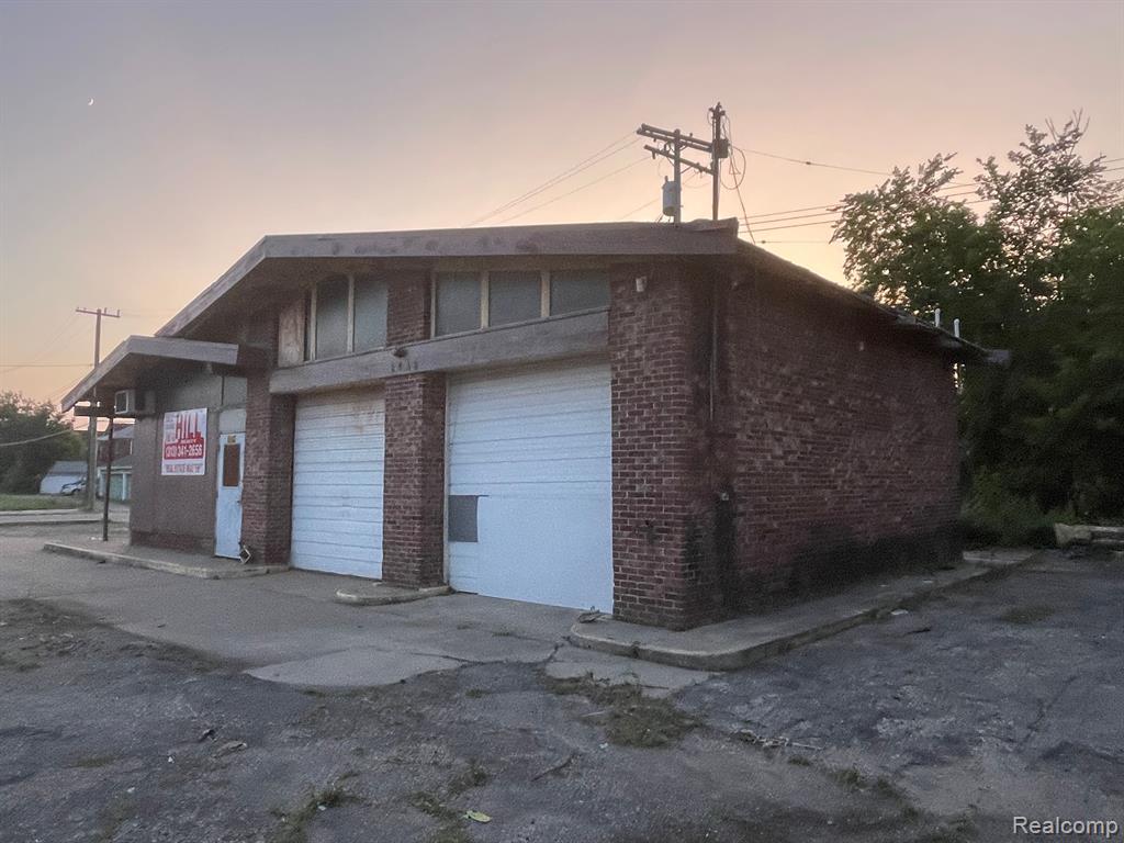 2042 W DAVISON Property Photo 1