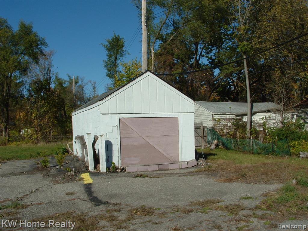 20650 Fenkell Avenue Property Photo 3
