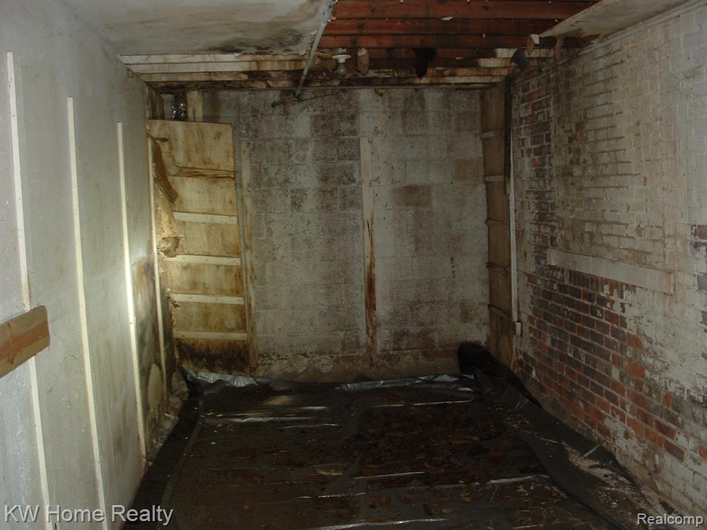 20650 Fenkell Avenue Property Photo 4