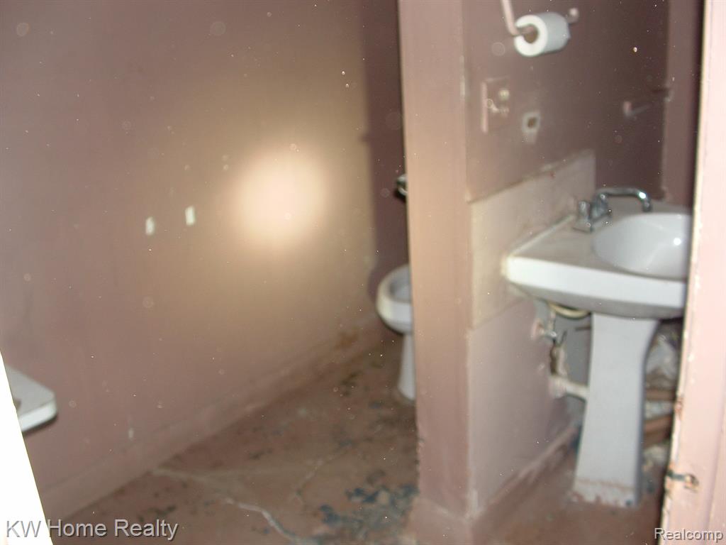20650 Fenkell Avenue Property Photo 5