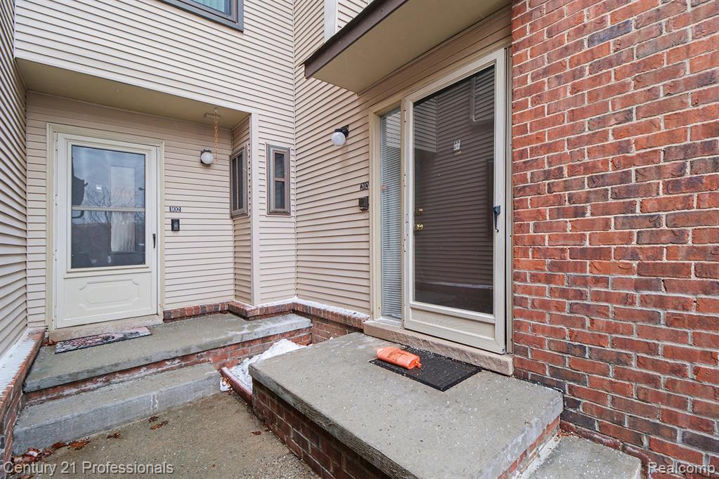 6680 Ridgefield Circle Property Photo 2