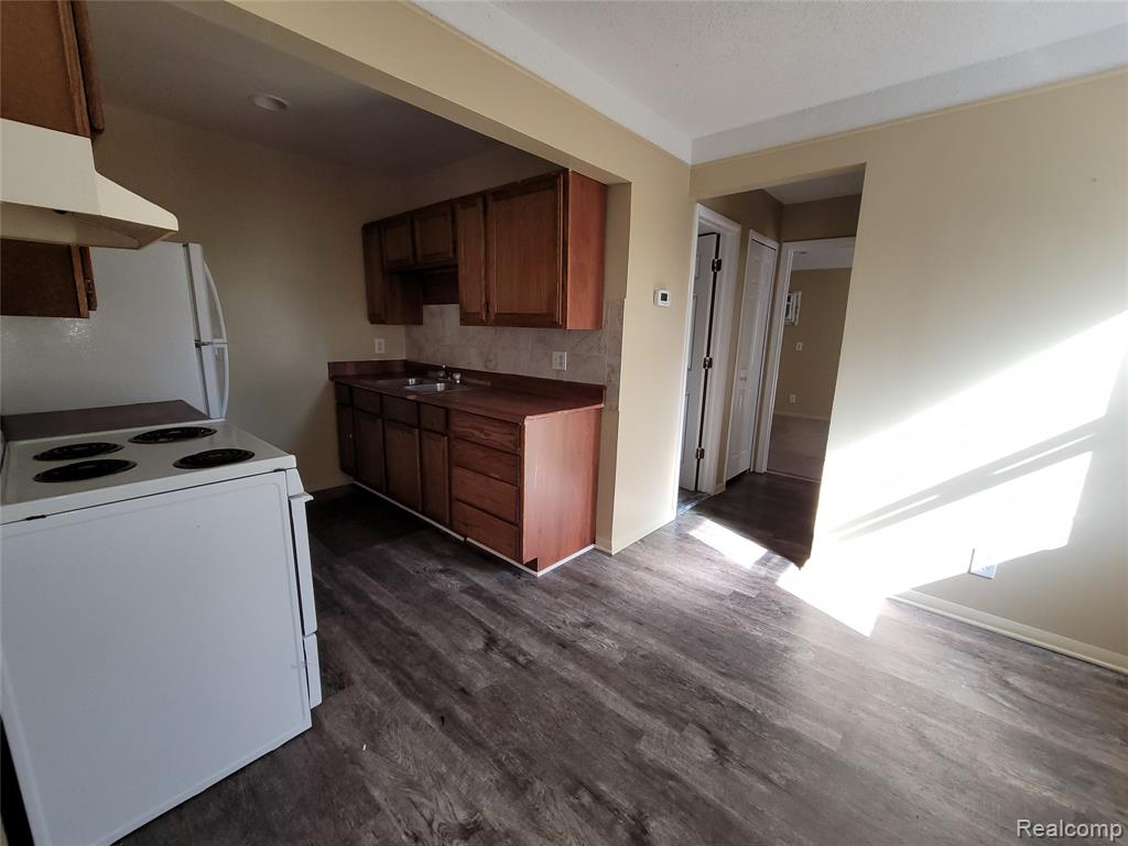 16470 E 9 Mile Property Photo 4