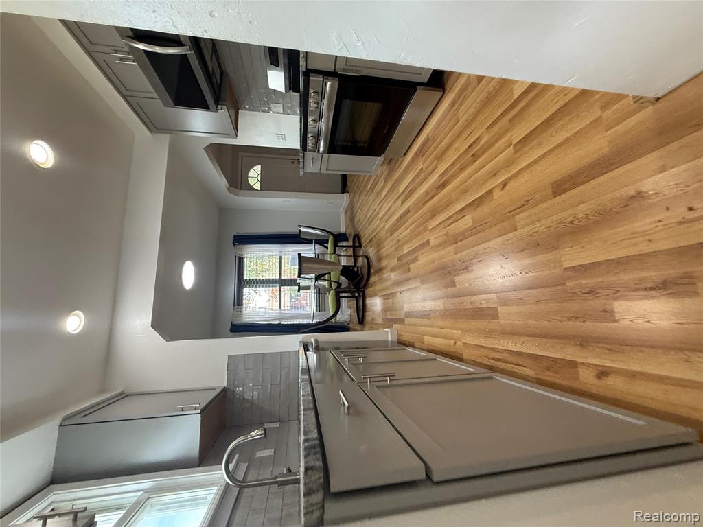 6737 Warwick Street Property Photo 4