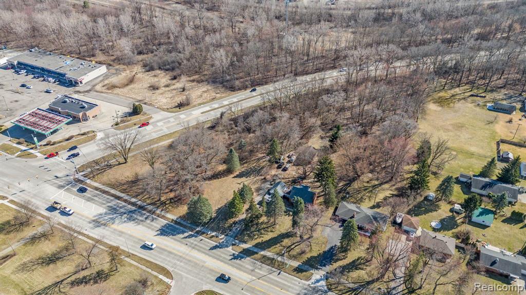 405 W Walton Boulevard Property Photo 2