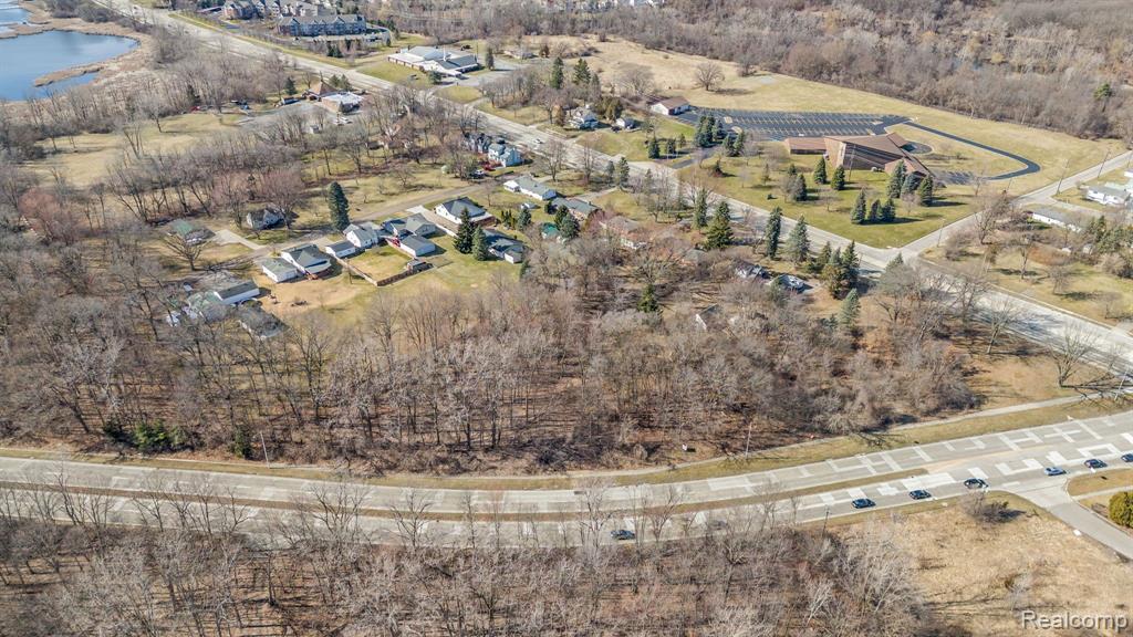405 W Walton Boulevard Property Photo 8