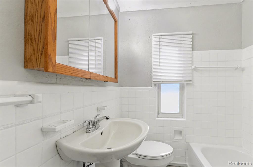 15065 Lincoln Avenue Property Photo 14