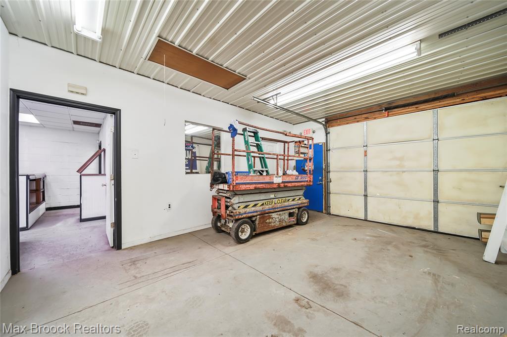 105 S Ortonville Road Property Photo 9