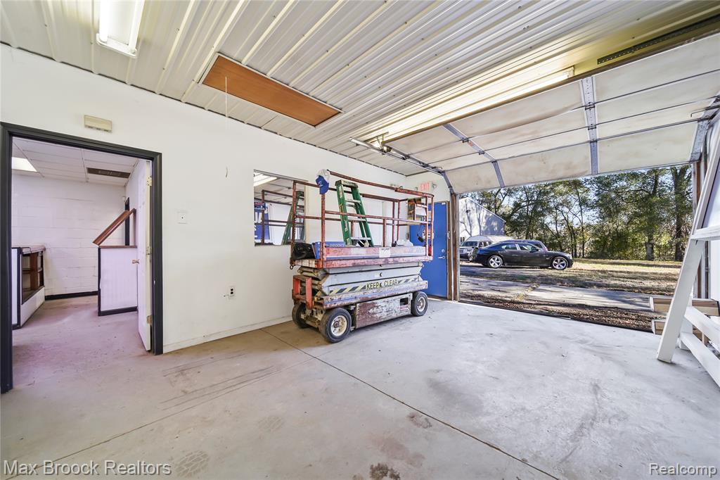 105 S Ortonville Road Property Photo 10
