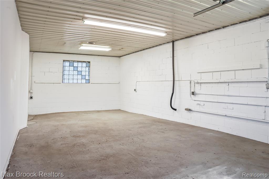 105 S Ortonville Road Property Photo 14