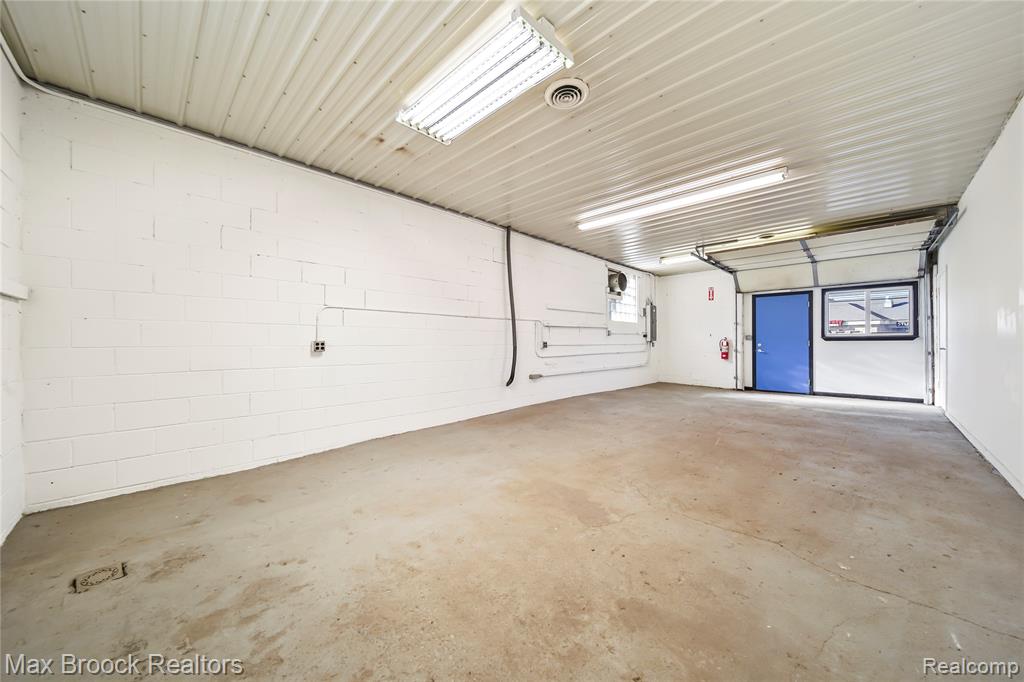 105 S Ortonville Road Property Photo 15