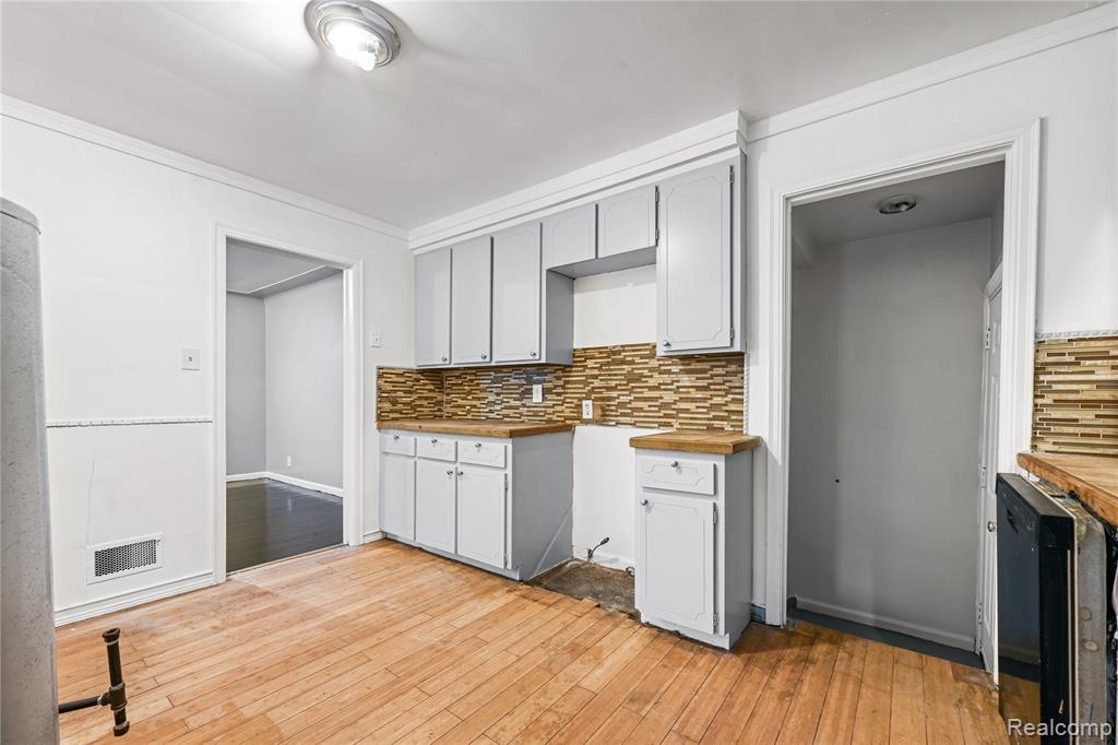 11137 E Outer Drive Property Photo 10