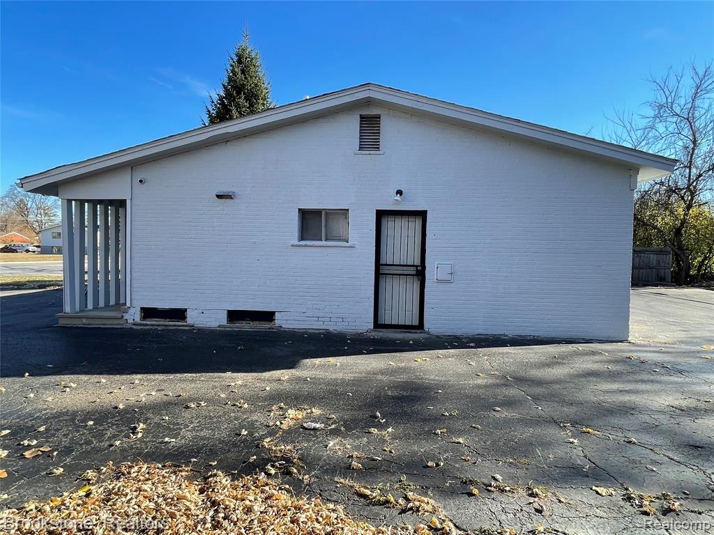 16983 W 10 Mile Road Property Photo 4